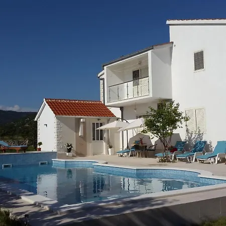 Spacious In With Pool Villa Neoric