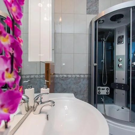 Villa Spacious In With Pool